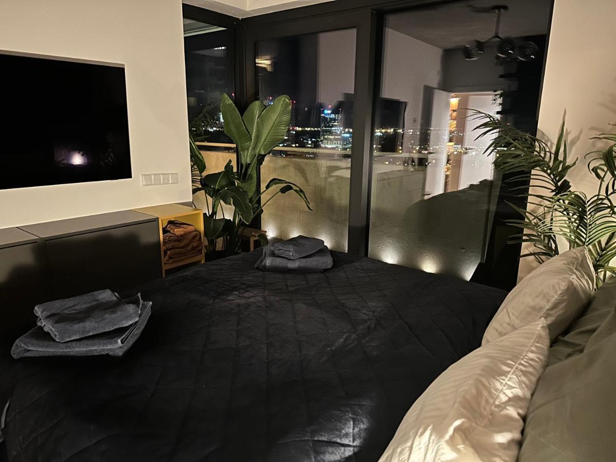 Skyline Elegance With Free Parking Apartment Bratislava Exterior foto