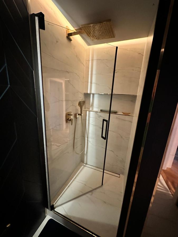 Skyline Elegance With Free Parking Apartment Bratislava Exterior foto